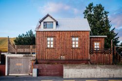 Una casa in legno a Husavik, nella regione di Norðurland eystra, in Islanda.
