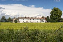 Una cascina nelle campagne di Abbiategrasso - © Claudio Giovanni Colombo / Shutterstock.com