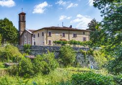 Una chiesa lungo la valle del Tramazzo in Romagna