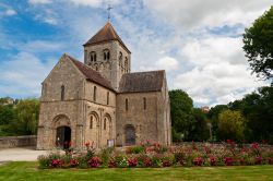 Una chiesa romanica a Domfront in Normandia, nord della Francia. Si tratta dell'église romane de Notre-Dame-sur-l'Eau