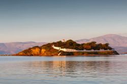 Una chiesa sull'isolotto di Inousses, Grecia. In totale l'arcipelago accoglie 11 isolotti che si estendono su una superficie di 18 km quadrati - © Milan Gonda / Shutterstock.com ...