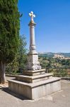 Una croce in pietra nel belvedere di Guardia Perticara, Basilicata.
