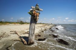 Una croce rudimentale sulla spiaggia libera di Lido di Volano, Delta del Po, Emilia-Romagna