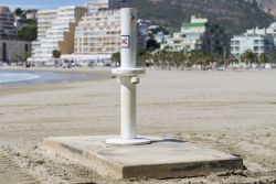Una doccia sulla spiaggia di Oropesa del Mar, Spagna. Passeggiando sul lungomare cittadino si possono incontrare molte di queste pratiche fontane d'acqua in cui rinfrescarsi

