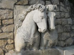 Una fontana con scultura di cavalli a Creazzo di Vicenza