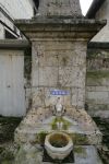 Una fontana in pietra con acqua non potabile nel centro di Montrichard, Francia.

