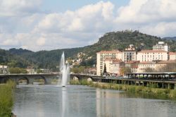 Una fontana nel fiume a Ales, Francia: chiamata anticamente Alais, questa bella cittadina del Gard si trova ai piedi delle Cevennes nella Francia meridionale.
