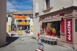 Una gelateria nel centro di L'Isle-sur-la-Sorgue. La città, già molto turistica, ogni anno è presa d'assalto dai visitatori della Fiera Internazionale Arte e Antichità ...