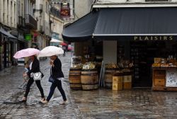 Una giornata di pioggia a Digione, Francia: due donne passeggiano con il loro ombrello per il centro cittadino nonostante le condizioni meteo avverse - © Svetlana Bondareva / Shutterstock.com ...