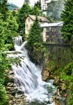 Una graziosa cascata nelle Alpi austriache vicino ...