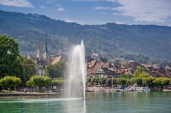 Una graziosa veduta della città di Zugo, sull'omonimo lago, Svizzera. Questa località è una delle più visitate dai turisti.



