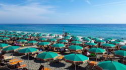 Una spiaggia attrezzata a Deiva Marina in Liguria - © faber1893 / Shutterstock.com