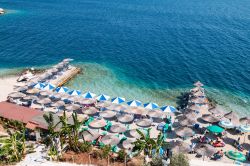 Una spiaggia attrezzata a Saranda in Albania