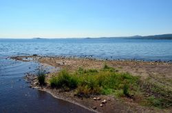 Una spiaggia del Lago Bolsena vicino a Marta