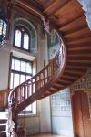 Una splendida scala in legno al Castel Savoia, Gressoney-Saint-Jean (Valle d'Aosta) - © BustoMarta / Shutterstock.com