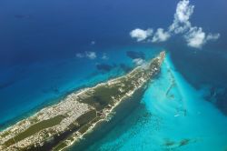 Una splendida veduta aerea di Isla Mujeres, Messico: l'isola ha forma stretta e allungata con spiagge sabbisoe a nord e zone rocciose nella parte più meridionale.


