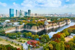 Una splendida veduta dall'alto del castello di Osaka, Giappone. Sullo sfondo, la skyline moderna della città.  
