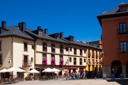 Una strada della città vecchia di Ponferrada, Spagna. Capoluogo della comarca di el Bierzo, Ponferrada prende il nome da un ponte costruito nel XII° secolo per permettere ai pellegrini ...