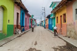 Una stradina cubana a Sancti Spiritus con le tipiche case dai colori pastello. Siamo in una delle sette "villas" originali di Cuba: Sancti Spiritus venne infatti fondata da Diego Velazquez ...