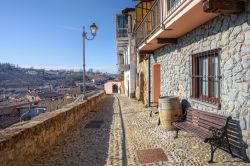 Una stretta strada lastricata a La Morra, Cuneo, Piemonte. Da qui si può ammirare un suggestivo panorama sull'intero villaggio
