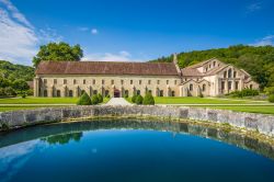 Una suggestiva veduta dell'abbazia cistercense di Fontenay a Montbard (Francia) in una bella giornata di sole.
