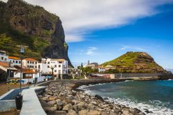 Una suggestiva veduta panoramica del villaggio di Horta, isola di Faial, Portogallo.



