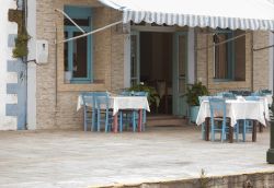 Taverna sull'isola di Lemnos, Grecia - Tavoli e sedie all'aperto per questa tradizionale taverna greca, una delle tante in cui si possono assaporare le specialità gastronomiche ...