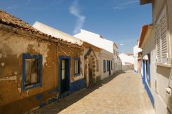 Una tipica stradina di Ericeira, piccola città del Portogallo.

