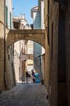 Una tipica viuzza nel borgo storico di Foligno, Umbria, con antichi edifici.
