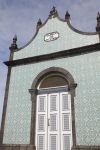 Una tradizionale cappella sull'isola di Faial, Portogallo. La facciata si presenta con una decorazione geometrica dalle tonalità pastello.



