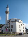 Una vecchia moschea bianca nella cittadina di Jajce, Bosnia e Erzegovina.  