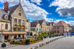 Una vecchia strada di Chartres con case e locali all'aperto, Francia, in una giornata primaverile.



