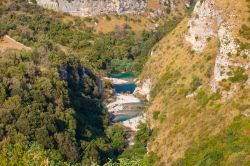 Una veduta dei laghetti di Cavagrande a Avola, Sicilia. Una delle bellezze naturali accolte nella riserva orientata nei pressi di Avola.


