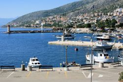 Una veduta panoramica di Senj, Croazia. La città è presa come riferimento per il passaggio del 45° parallelo sulla costa dalmata.
