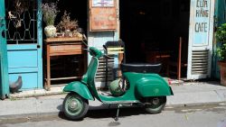 Una vespa nel centro di Saigon in Vietnam. - © TRAN THI HAI YEN / Shutterstock.com