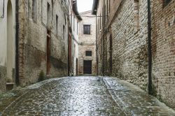 Una via del centro storico di Fabriano dall'aspetto medievale