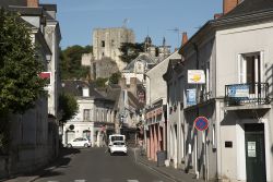 Una via del centro storico di Montrichard con il castello che domina la cittadina (Francia) - © Peter Titmuss / Shutterstock.com