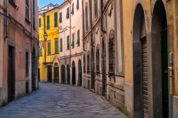 Una viuzza acciottolata nel centro storico di Pontremoli, Lunigiana, Toscana. Qui si affacciano alcuni dei palazzi più antichi del borgo.

