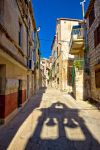 Una viuzza in pietra nel centro storico di Vis, Croazia. Passeggiando nella parte antica della città si respirano ancora ritmi lenti e cadenzati che la rendono un vero e proprio gioiello.

 ...