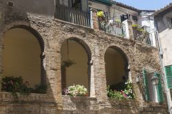 Un'abitazione del centro storico di Jesi, Ancona, Marche, con fiori sulla balconata.

