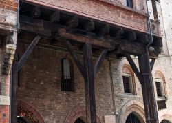 Uno degli antichi portici in legno di Bologna, di epoca medievale