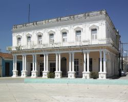Uno dei palazzi storici del Parque Serafin Sanchez a Sancti Spiritus, Cuba.
