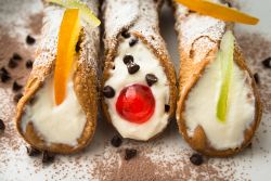 Uno dei piatti tipici della Sicilia: i cannoli siciliani alla ricotta e frutta candita.