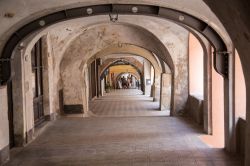 Uno scorcio degli antichi portici della città di demonte, Piemonte.

