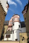 Uno scorcio del castello di Eltz a Wierschem, Germania: il cortile interno. Considerato uno dei più bei castelli tedeschi, è ancora oggi di proprietà della stessa famiglia ...