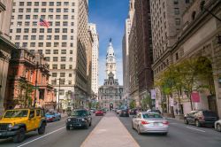 Uno scorcio del centro cittadino di Philadelphia in Pennsylvania (USA). Fondata nel 1682 dal quacchero William Penn, questa città è una delle più antiche degli Stati Uniti.
 ...