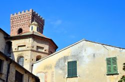 Uno scorcio del paese di Albenga, Liguria. Albenga è conosciuta anche come la "città delle cento torri".



