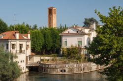 Uno scorcio della città di Treviso, Veneto. Le eleganti dimore che si affacciano sui canali raccontano lo stretto legame fra la cittadina veneta e le sue acque.



