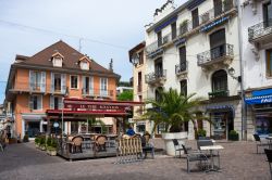 Uno scorcio della cittadina di Aix-les-Bains, Francia. Sulle vie pedonali del centro si affacciano boutique, centri di balneoterapia e hotel Belle Epoque che testimoniano il passato glorioso ...