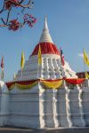Uno scorcio della pagoda di Ko Kret, Nonthaburi (Thailandia) con drappi colorati.

